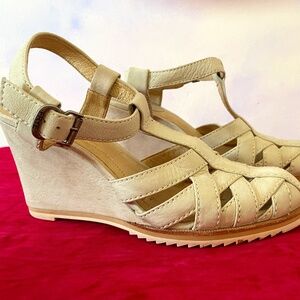 FRYE  Ivory leather wedge size 7